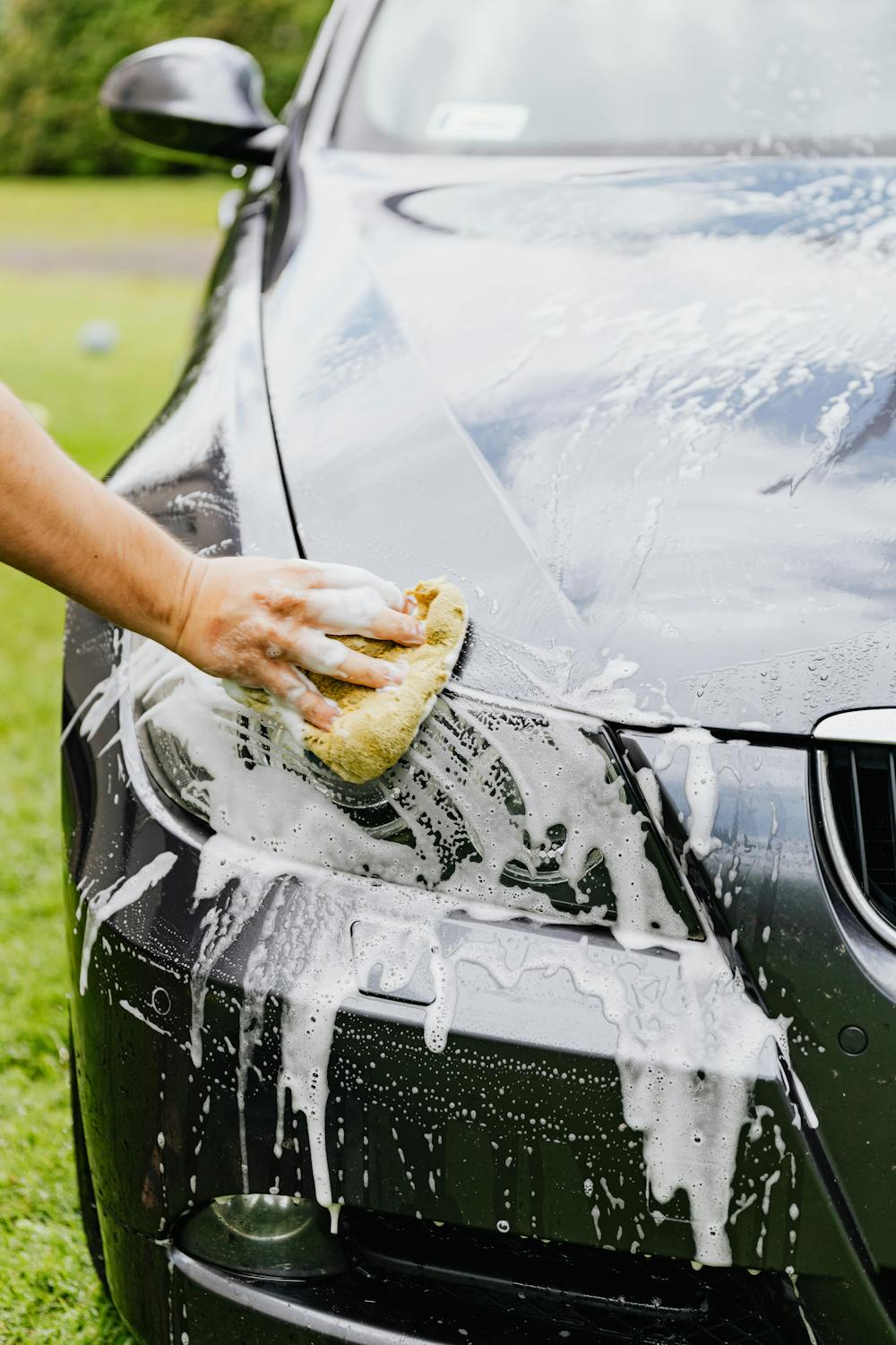 Lavagem simples de carro com esponja e espuma em Cotia, SP